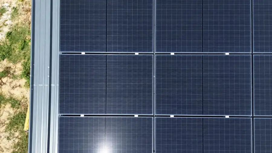 Panneaux solaires propres après nettoyage par drone à Saint-Marcel-lès-Valence