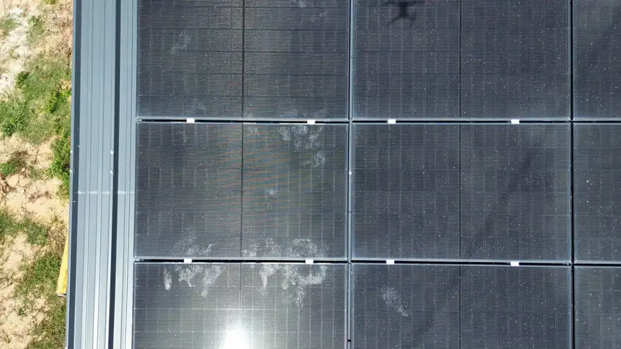 Panneaux solaires encrassés avant nettoyage à Saint-Marcel-lès-Valence